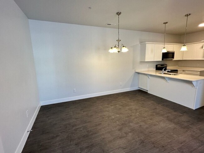 Building Photo - Gorgeous Condo!