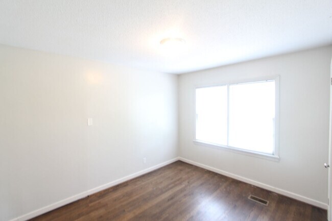 Building Photo - New On The Market! Totally Renovated! Chec...