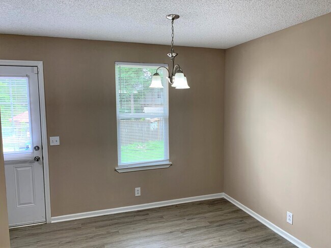 Eat - In Kitchen - 137 Colemont Dr