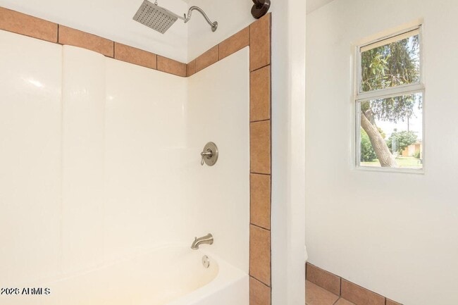 Building Photo - 2441 E Edgemont Ave