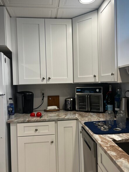 Granite counters DW, stove, frig… - 142R Page Rd