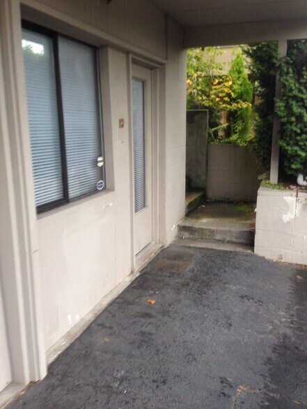 Two entrances, one private or from the main building door - 714 1st St S