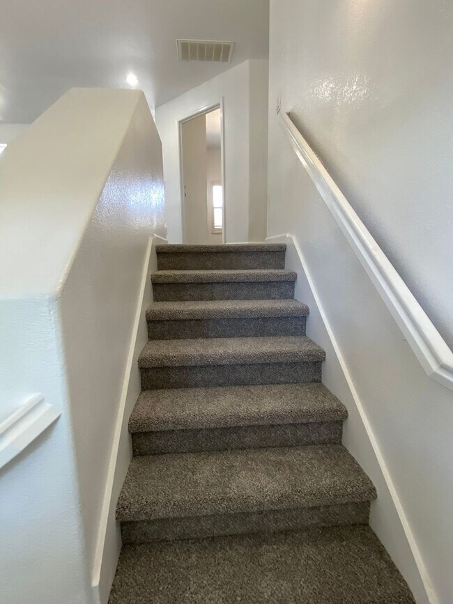 Building Photo - Two Story, Three Bedrooms, Two And A Half Bathrooms In Brookside