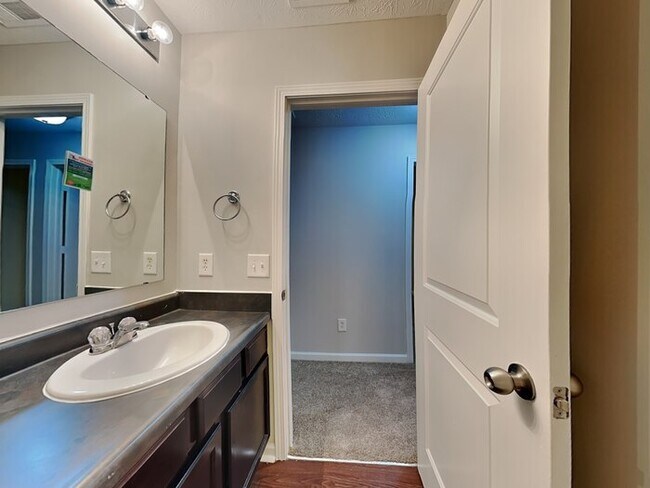 Building Photo - 4 bed 2.5 bath in Plainfield!