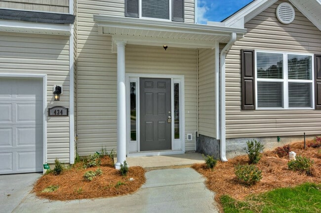 Building Photo - 485 Amesbury Dr