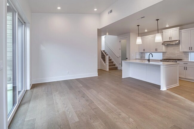 Building Photo - Spacious Westside Home with Loft and Upgra...