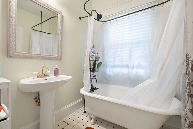 Building Photo - Downtown Raleigh Bungalow: Available September 11th