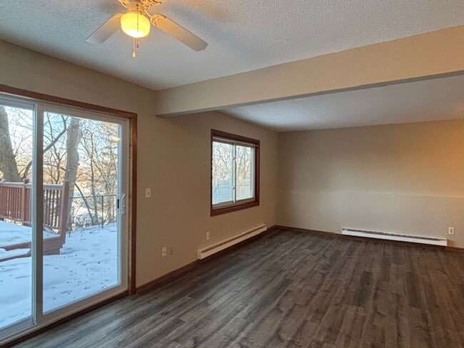 Building Photo - Awesome 2 BR/1.5 BA Townhome in St. Paul!