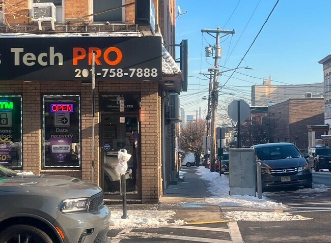 Building Photo - 417 19th St