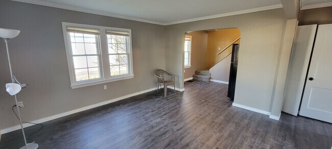 Building Photo - Available August 1st - 3 Bed Home in Cloqu...