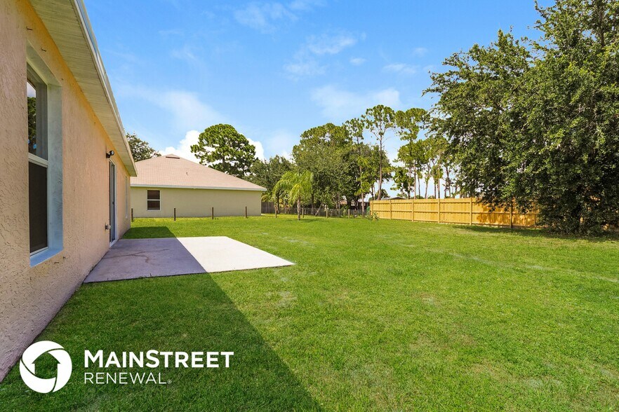 Building Photo - 615 NW North Macedo Blvd