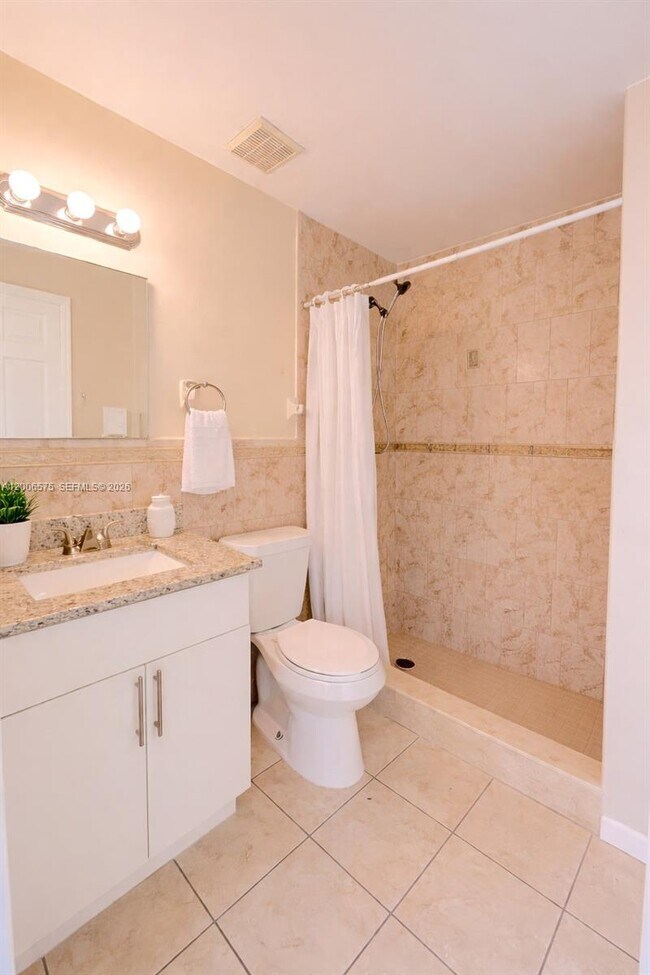 Building Photo - 8870 Fontainebleau Blvd