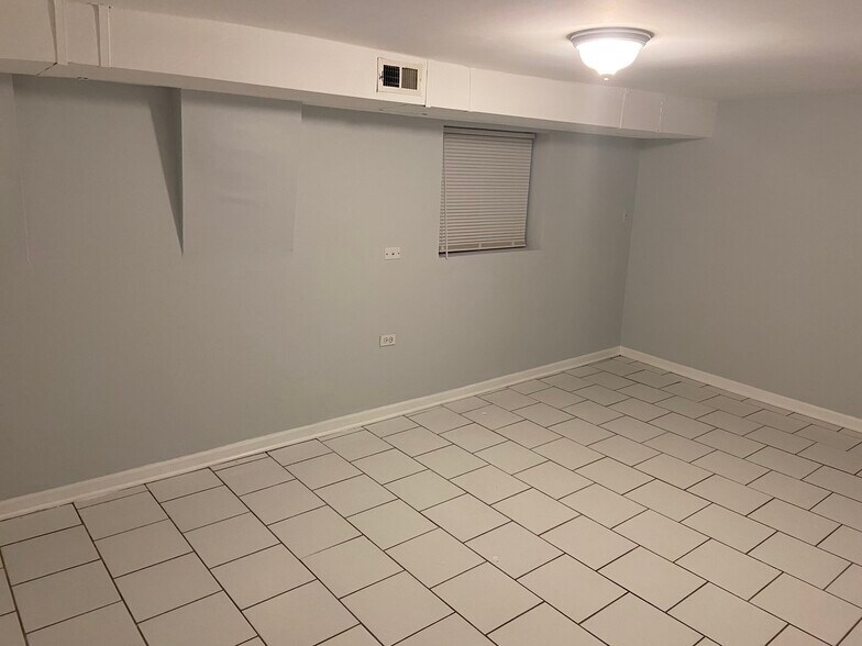 Building Photo - 3425 N Harding Ave