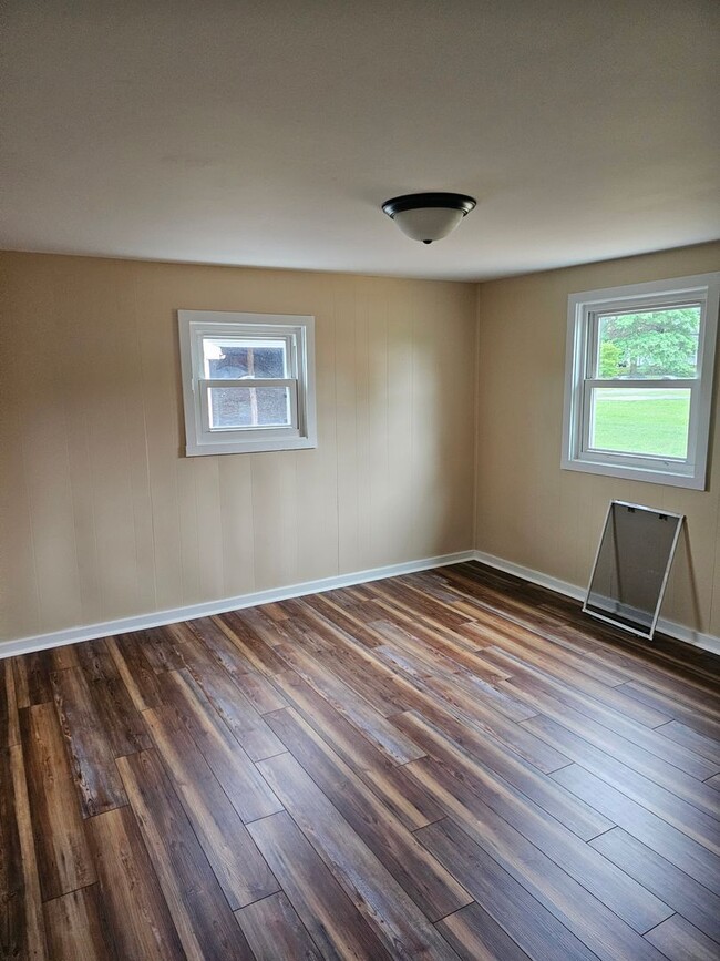 Building Photo - 2BR Remodeled House Hollidaysburg