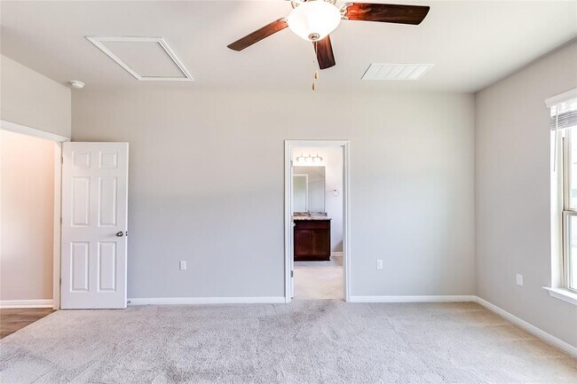 Building Photo - 821 Falkland Trace