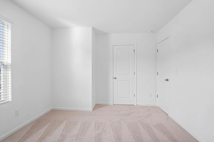 Building Photo - Room in House on Starmoss Ln