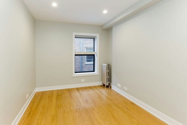 Building Photo - 518 W Cornelia Ave