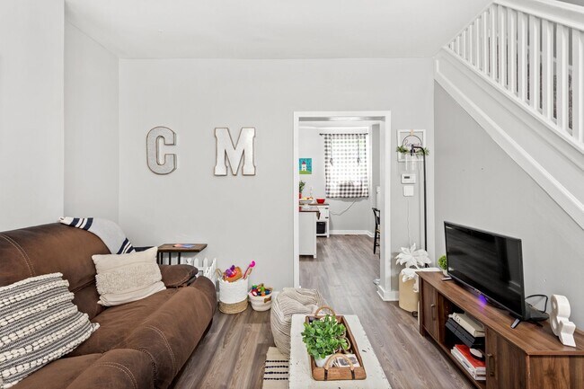 Building Photo - Sensational 2 bedroom home in Beechview available May 1!