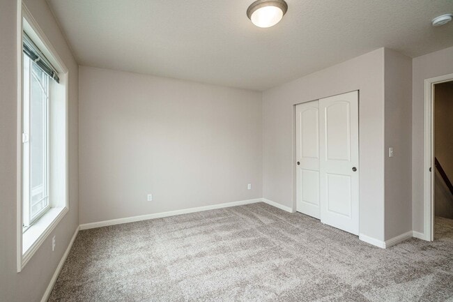 Building Photo - $500 Move In Special  4 Bedroom 2.5 Bath New Carpet and Fresh Paint