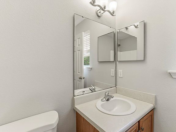 Building Photo - 3-bedroom 3-bathroom condo off Tharpe, washer/dryer, Dishwasher, Pool!