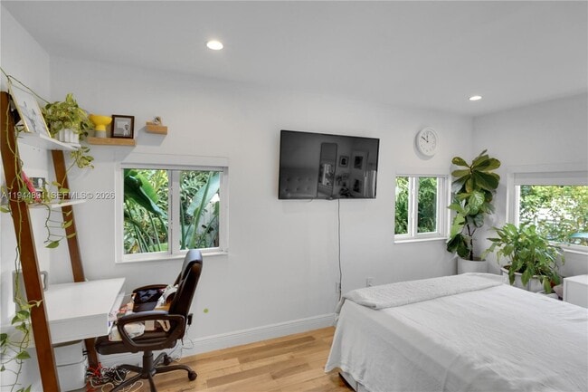 Building Photo - 1450 SW 20th Ave