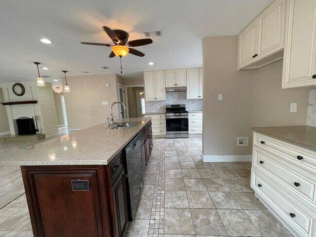 Building Photo - 710 Andover Dr