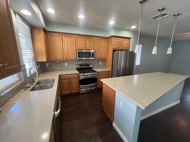 Building Photo - Beautiful 3 bed 3.5 bath Townhouse with A/C in Mountain View. Blocks from Downtown.