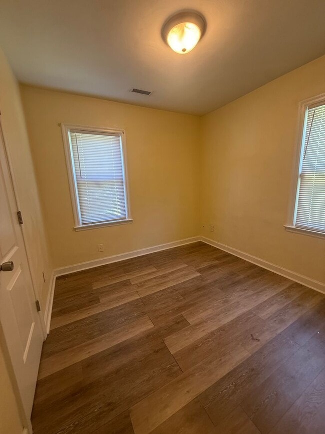 Building Photo - Cozy 2 Bed home Available Now!