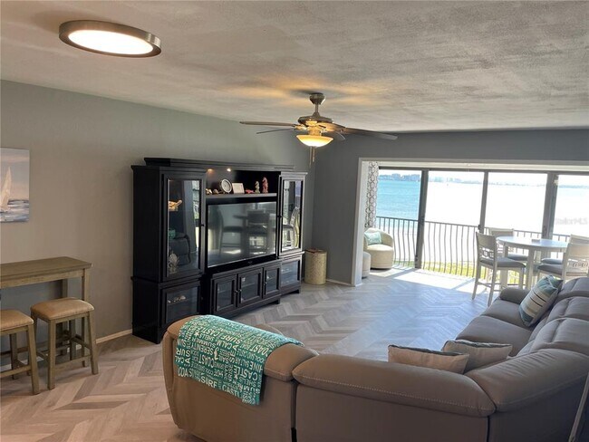 Building Photo - 895 S Gulfview Blvd