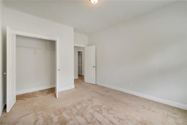 Building Photo - 5210 Mirror Lake Dr