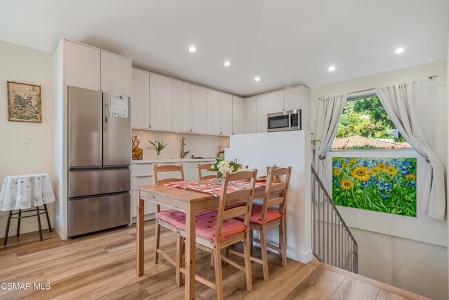 Building Photo - 116 S Glenroy Ave