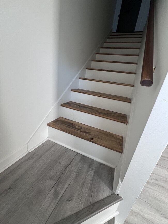 Building Photo - 902 Hanson St