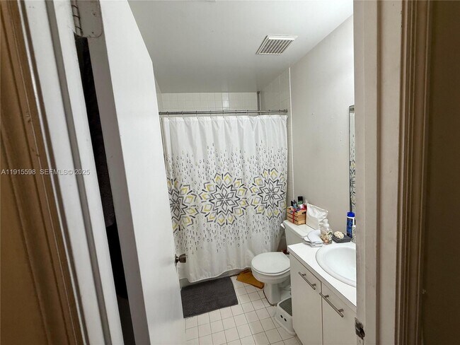 Building Photo - 6245 SW Kendale Lakes Cir