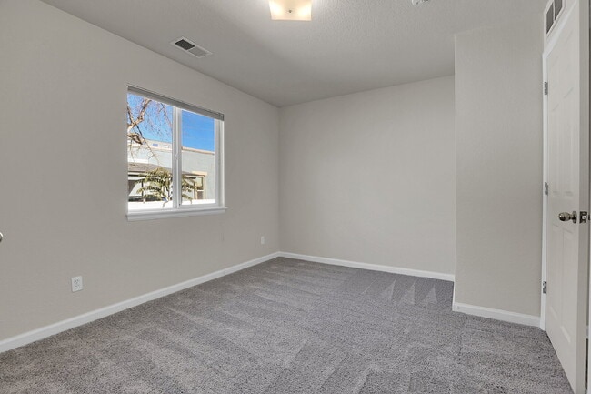 Building Photo - $2,150.00, 3 Bed, 2 bathroom located in De...