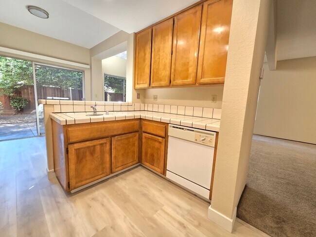 Building Photo - Large 4 bed/2.5 bath home with vaulted cei...