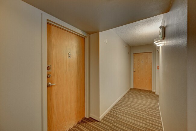 Building Photo - 1BR/1BA Comfortable Condo in Montclair Nei...