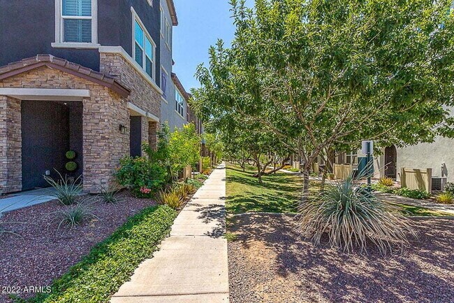 Building Photo - 2362 E Huntington Dr