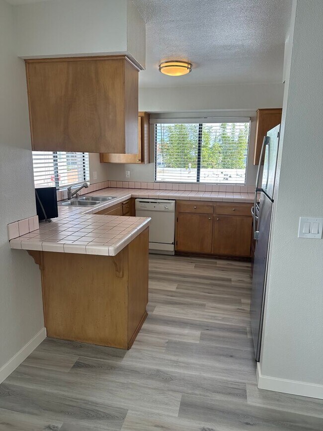 Building Photo - Mission Beach. 3 bedroom, 2.5 bath, 2 car garage,