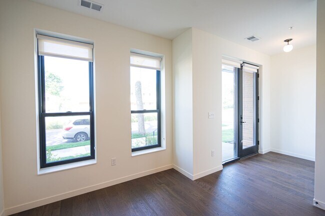 Interior Photo - Verso