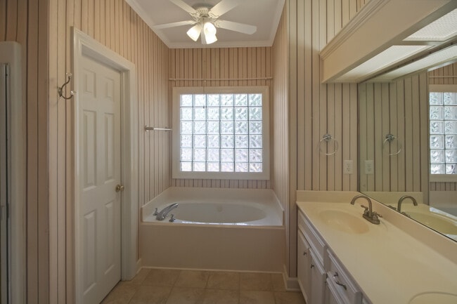 Building Photo - 345 Avonlea Ln