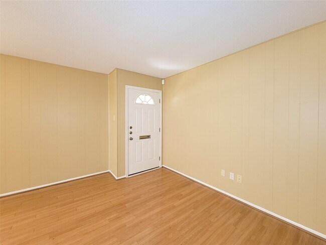Building Photo - 111 Azalea St