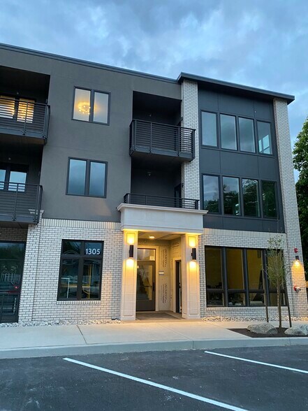 Building Photo - 1305 Larrabee Ave