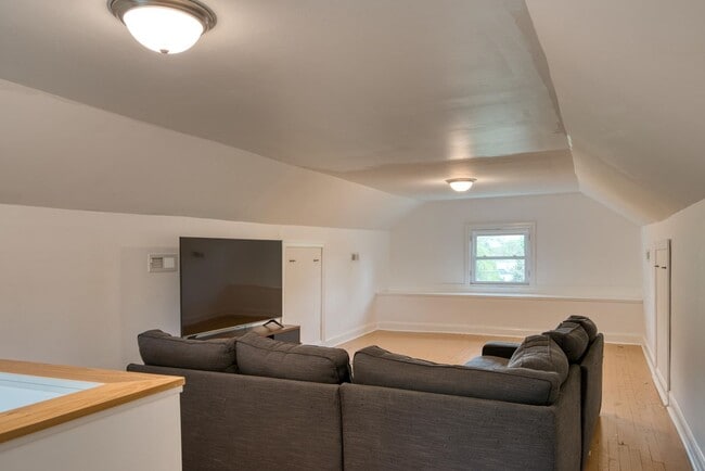 Building Photo - Spacious Living in a Prime Christiansburg Location