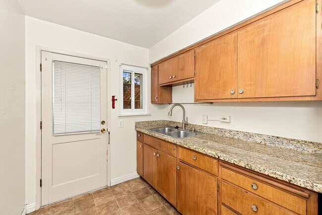 Building Photo - 2727 McGee Ave