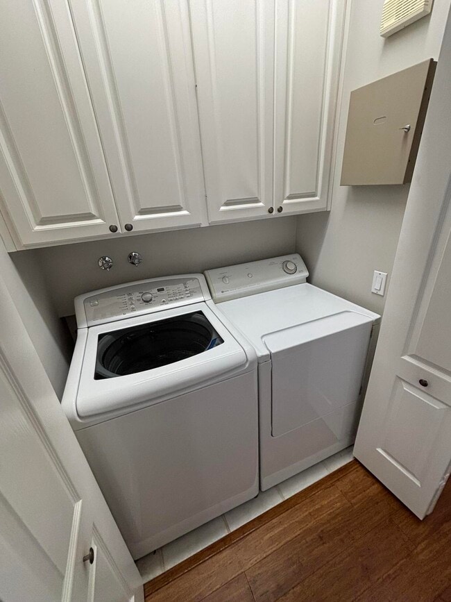 Building Photo - 140 Day Lily Dr