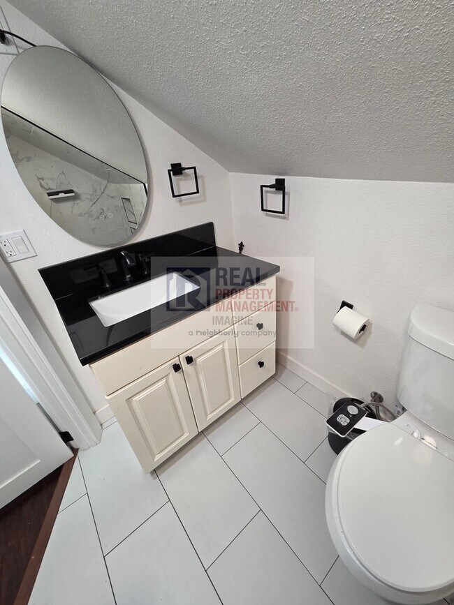 Building Photo - Check out this beautiful 4 bedroom, 2 bath...