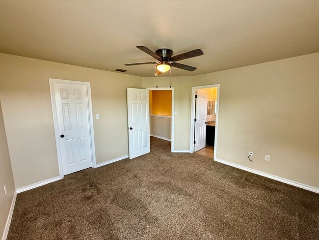 Building Photo - Beautiful 3 BR, 2.5 bath townhome located in the Judson School District