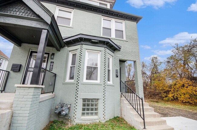 Building Photo - Lower Unit - Newly Constructed - 2 bed/2 bath - Must See!