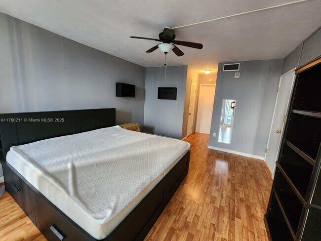 Building Photo - 1351 NE Miami Gardens Dr