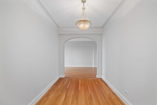 Building Photo - 25-40 31st Ave-4K